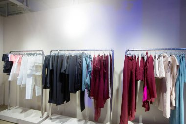 Perakende satış mağazasında moda tasarım kıyafetleri, yeni koleksiyon gece elbisesi, günlük kıyafet, vitrinlerde kıyafet alışverişi bahar yaz aylarında sonbahar kış aylarında stilist hizmetleri, uzay metin logosunun kopyası.
