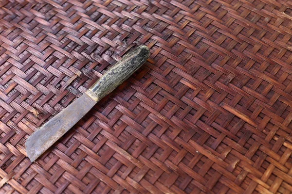 Antique Small Kitchen Knife Old Rattan Weave Texture Traditional Weave — Stock Photo, Image