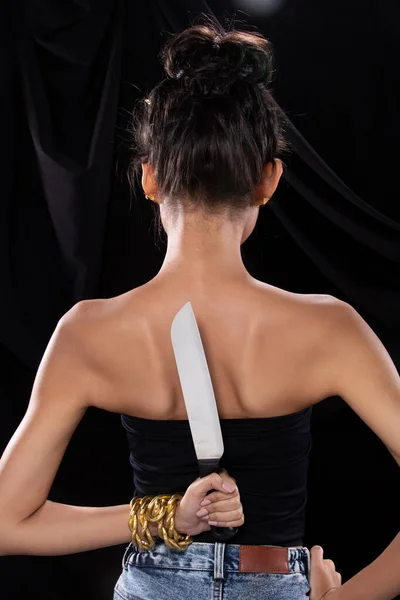Asyalı Kadının Arkadan Görünüşü Sarılı Saçlar Elinde Keskin Bir Bıçak — Stok fotoğraf