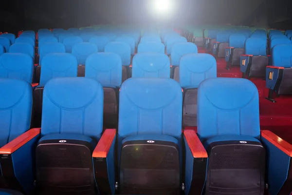 电影剧场音乐会或西米娜会议首映室的蓝天鹅绒织物布空了许多座位排 — 图库照片