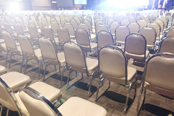 Wiele Białych Krzesła Ustawione Rzędzie Kolejności Konkursu Wydajności Ballroom Hotel — Zdjęcie stockowe
