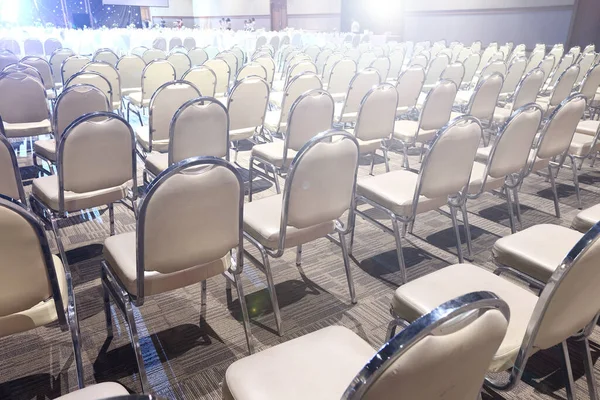 许多白色聚氨酯椅子排成一排 参加在宴会厅酒店举行的性能竞赛 在公司的商务会议上为会议安排了多个便携座位 复制了文字标识的空间 — 图库照片