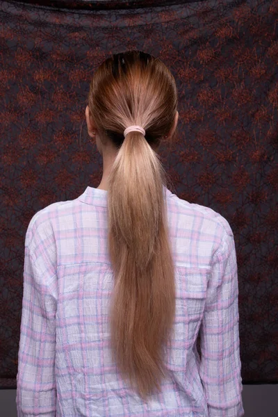 Widok Tyłu Azji Kobieta Przed Make Fryzurę Fryzurę Fryzura Bez — Zdjęcie stockowe