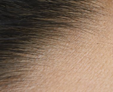 Profesyonel Güzellik Uzmanı kadın Tottoo, Brow Microblading kadın müşteri kaşlarına kalıcı renk makyajı ya da dövme hattını güzellik salonunda gerçekçi göstermek için, metin logosu için kopyalama alanı
