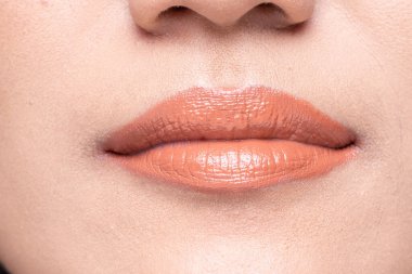 Kapalı makro kadın portresi, kırmızı pembe dudak dişleri, genç bayan açık ağız. Vücut Moda 'nın bir kısmı duygularını ifade eder dudaklar renkli ruj, stüdyo ışıkları