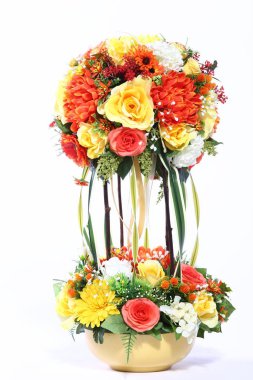 Roma sütun kavanozunda bir buket mor çiçek suni, stüdyo beyaz arka plan aydınlatıyor.