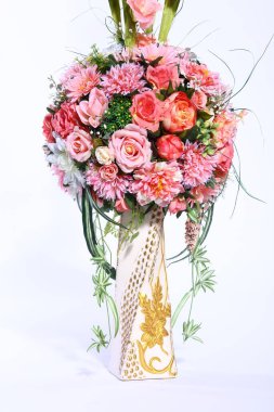 Kırmızı Portakal buketi Roma sütun kavanozu vazosundaki birçok çiçek suni, stüdyo beyaz arka plan aydınlatması