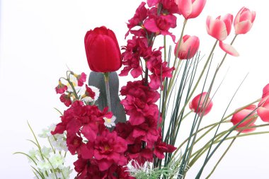 Kırmızı Pembe Buket Yuvarlak Vazo kavanozunda bir sürü çiçek suni, stüdyo beyaz arka plan aydınlatıyor.