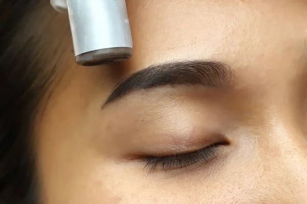 Donna Estetista Professionista Che Applica Tottoo Microblading Della Fronte Alle — Foto Stock