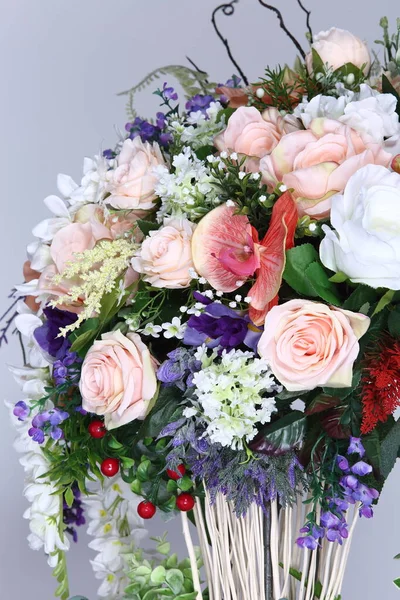 Buquê Rosa Branco Muitos Tipo Flores Romano Jarra Vaso Cristal — Fotografia de Stock