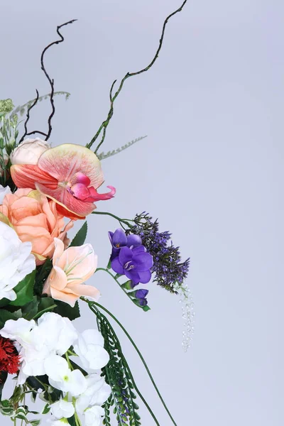 Buquê Rosa Branco Muitos Tipo Flores Romano Jarra Vaso Cristal — Fotografia de Stock
