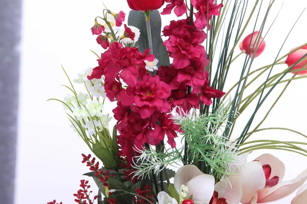 Csokor Piros Rózsaszín Sokféle Virág Kerek Váza Üveg Mesterséges Stúdió — Stock Fotó