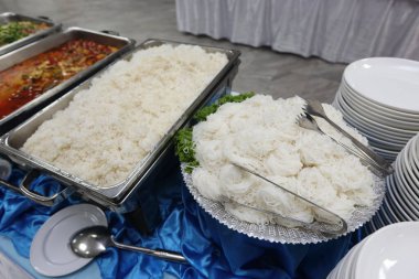 Buharlı pirinç ve beyaz erişte ve açık büfe yemek servisi için hazır, seçici odaklanma.