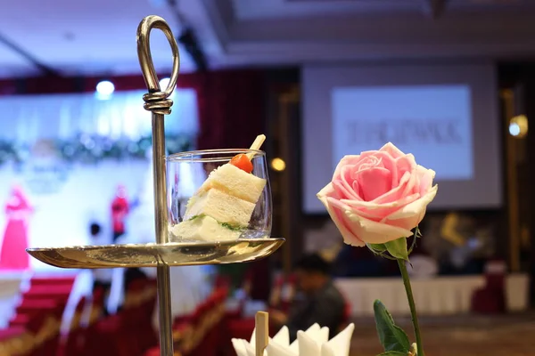 Sandwish Kleinem Glas Und Rosa Rose Cocktail Wedding Messe Seminar — Stockfoto