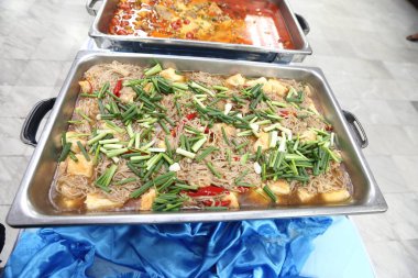 Paslanmaz çelik konteynırdaki tofu çorbası Grup Toplantısı için hazır.