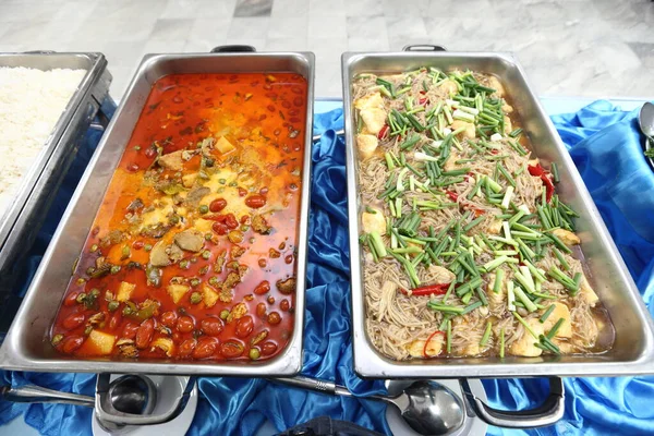 Sıcak baharatlı kırmızı körili tavuk ve paslanmaz çelik konteynırda tofu çorbası grup toplantısı için hazır.
