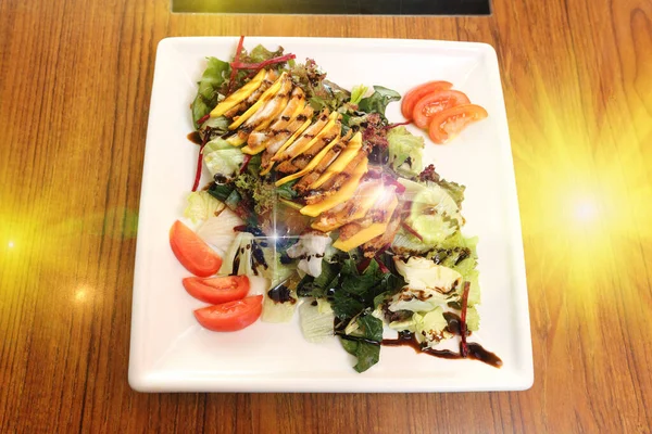 Korea Food Restaurant Дерев Яному Столі Marinated Chicken Mango Salad — стокове фото