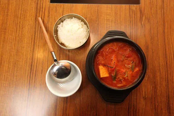 Korea Eten Restaurant Houten Tafel Pittige Rijstcake Gras Noedels Tofu — Stockfoto