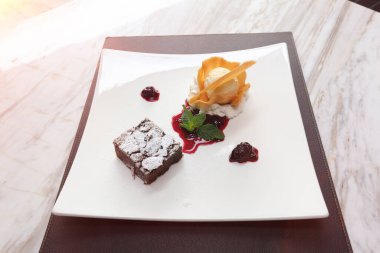 Dondurma ve yaban mersini soslu çikolatalı Brownie, Amerikan tarzı lüks restuarant.
