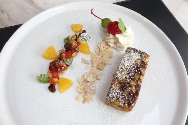 Beyaz tabakta meyveli kek ve dekoratif süsleme, Amerikan Stili Lüks Restuarant