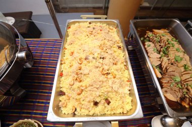 Pineapple 'lı kızarmış pirinç, açık büfedeki Tayland yemeği yemeye hazır, grup toplantısı, luch ve akşam yemeği konferansı, üst düzey yemek fotoğrafçılığı.