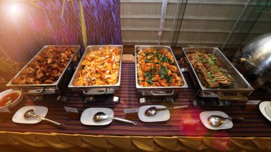 Buffet Catering Tabağı 'ndaki Tayland Baharatlı Yemekler yemek için hazır, grup toplantısı, luch konferansı ve akşam yemeği. Kızarmış pirinç, sıcak balık, domuz eti, tavuk eti. Üst görünüm yiyecek fotoğrafçılığı