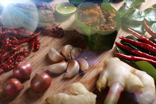 著名的泰国菜热辣调料配以当地配料新鲜香草 酱油及蔬菜套餐 东南亚风格健康食品价格低廉 木地板尽收眼底 — 图库照片