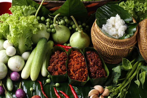 Знаменитая Тайская Еда Горячая Пряный Соус Местным Ингредиентом Свежая Трава — стоковое фото