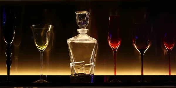 Muchos Muestran Botellas Vacías Vidrio Vino Decorativo Estante Retroiluminado Club —  Fotos de Stock