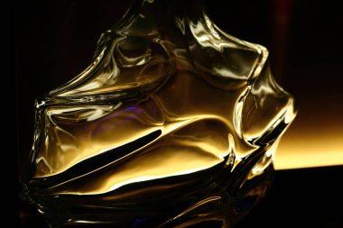 boş şişe ve şarap kadehi dekoratifi arka ışıklandırma rafında, gece kulübü