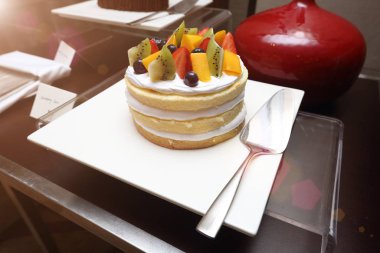 Lüks Lokanta Oteli 'nde çilekli turta, gümüş renkli spatula Grand Tatlı Büfesi ve meyveli krep.
