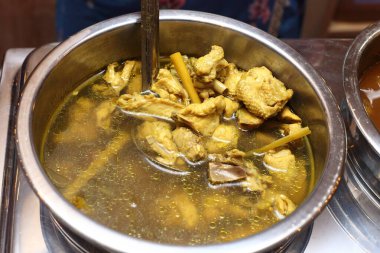 Buffet için Paslanmaz Tabakta Tayland Lokal Yemekleri ve paket servis, sarı zerdeçal otlu tavuk