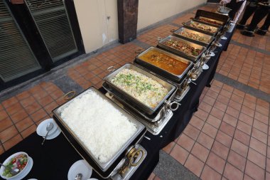 Yengeç etli kızarmış pilav, yemek servisi için otel odasında pilav, seminer, kahve molası, kahvaltı, öğle yemeği, akşam yemeği, açık büfe ve havuz boyunca toplantı grubu.