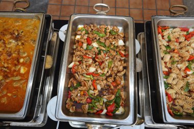 Yemek için karabiberli kızarmış tavuk, seminer, kahve molası, kahvaltı, öğle yemeği, akşam yemeği, büfe ve havuz boyunca toplantı grubu.