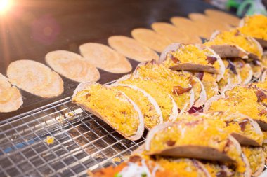 Hindistan cevizi parçalı çıtır yumurta tozu, Tayland usulü tatlı hindistan cevizi oval ince çarşaf pastası süpermarkette tezgah açan Tayland sokak yemekleri için