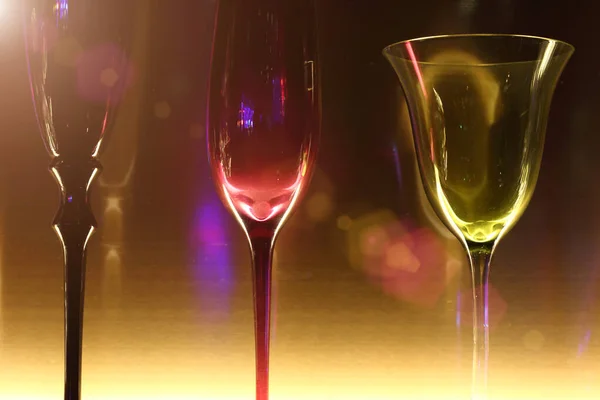 Boş Şişe Şarap Kadehi Dekoratifi Arka Işıklandırma Rafında Gece Kulübü — Stok fotoğraf
