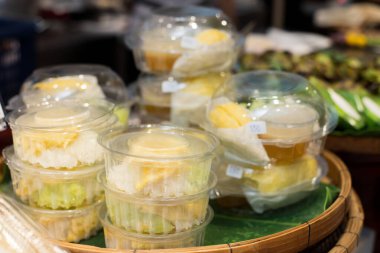 Sarı Mangolu Yapışkan Pirinç ve Durian küçük bir parça Clear paket halinde satılmaya hazır Tayland usulü tatlı tatlıyı raflara koyun.