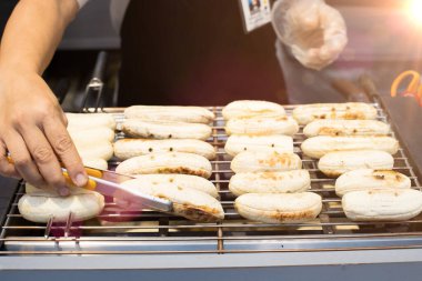 BBQ Muz Elektronik ateş fırınında, orta boy ızgara rafta satılmaya hazır, Tayland usulü tatlı tatlı sokak yemekleri