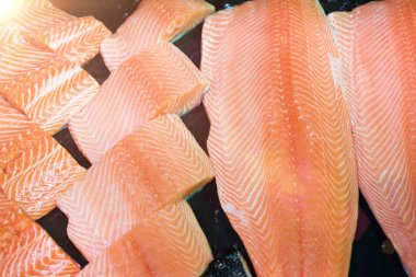 Tecrübeli bir aşçıyla somon balığını dilimleyin ve rosto, sashimi, suşi, ızgara için fileto hazırlayın. Şef restoranda müşteriye servis yapmak için taze somon porsiyonu hazırla.