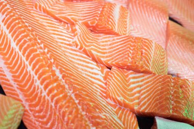 Tecrübeli bir aşçıyla somon balığını dilimleyin ve rosto, sashimi, suşi, ızgara için fileto hazırlayın. Şef restoranda müşteriye servis yapmak için taze somon porsiyonu hazırla.