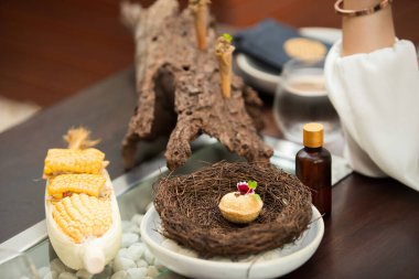 Güzel Asyalı genç kadın kısa elbise Herb Baharatlı Kuş Yuvası gibi Japon Füzyon yemeklerini restoranda karıştır, gülümse ve mutlu bir şekilde ye..