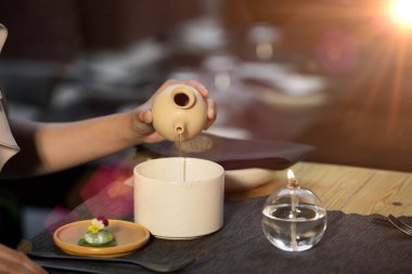 Moda Makyajlı Güzel Asyalı Kadın Hindistan 'da akşam yemeği yiyor Japon Füzyon Restoranı, yüksek zen ve barışçıl sınıf ki bu daha çok bitkisel malzeme içeriyor.