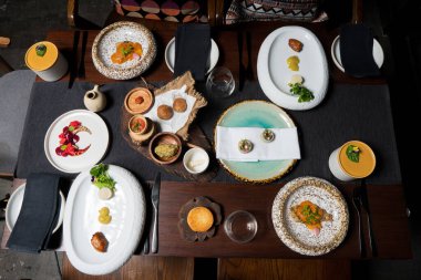 Birçok tabak Fusion Wood India 'nın Top View Point' i Japon şifalı bitki tarzıyla dört kişilik bir grubun aile, grup çalışması ya da kutlama ya da parti zamanı en iyi arkadaşları olarak paylaşması ve tadını çıkarması için kabı karıştırıyor.