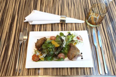 Yeşil yaprak salatası, çıtır ördek