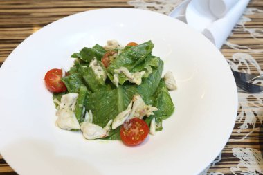 Beyaz tabakta domatesli İtalyan Yengeç Salatası