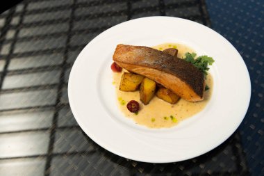 Kızarmış somon balığı, kızarmış patates cipsi ile et kesimi, Füzyon yemek stili cam masa üzerinde düzenleme, metin logosu için boş fotokopi alanı