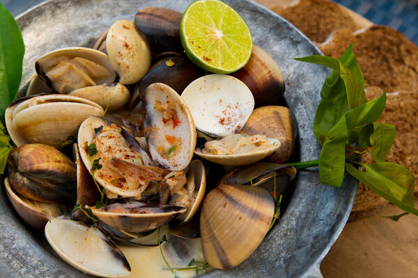 Запечённый гребешок Мишура с сыром и Базель с поджаренным хлебом, Сливочная еда стильные организовать на стеклянном столе вдоль океана мангровые деревья острова, пустое пространство для копирования текста логотипа
