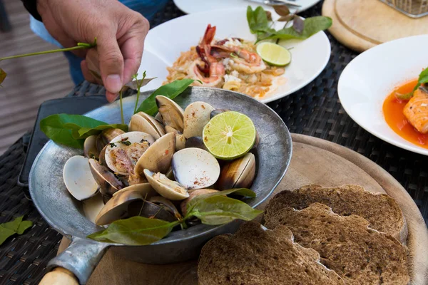 Mussel Scallop Panggang Dengan Keju Dan Basel Dengan Roti Panggang — Stok Foto