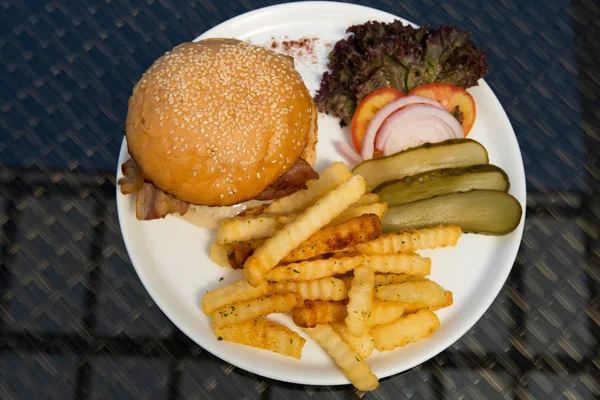 Csirke Marha Beacon Ham Sajt Burger Sült Burgonyaszirmokkal Fúziós Ételek — Stock Fotó