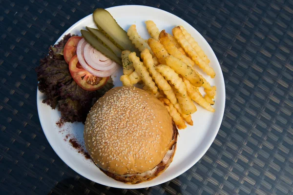 Csirke Marha Beacon Ham Sajt Burger Sült Burgonyaszirmokkal Fúziós Ételek — Stock Fotó